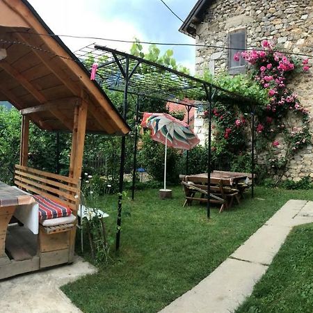 Guest House Ulaj Vuthaj Exterior photo