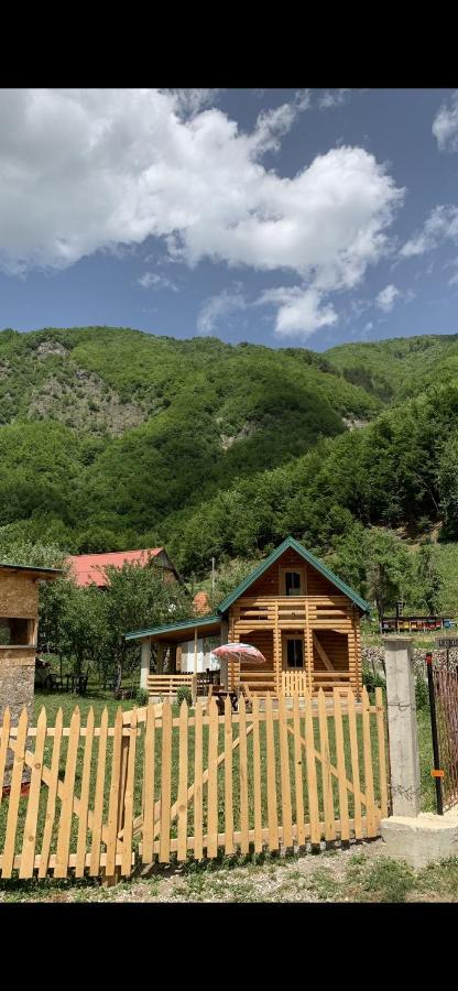 Guest House Ulaj Vuthaj Exterior photo