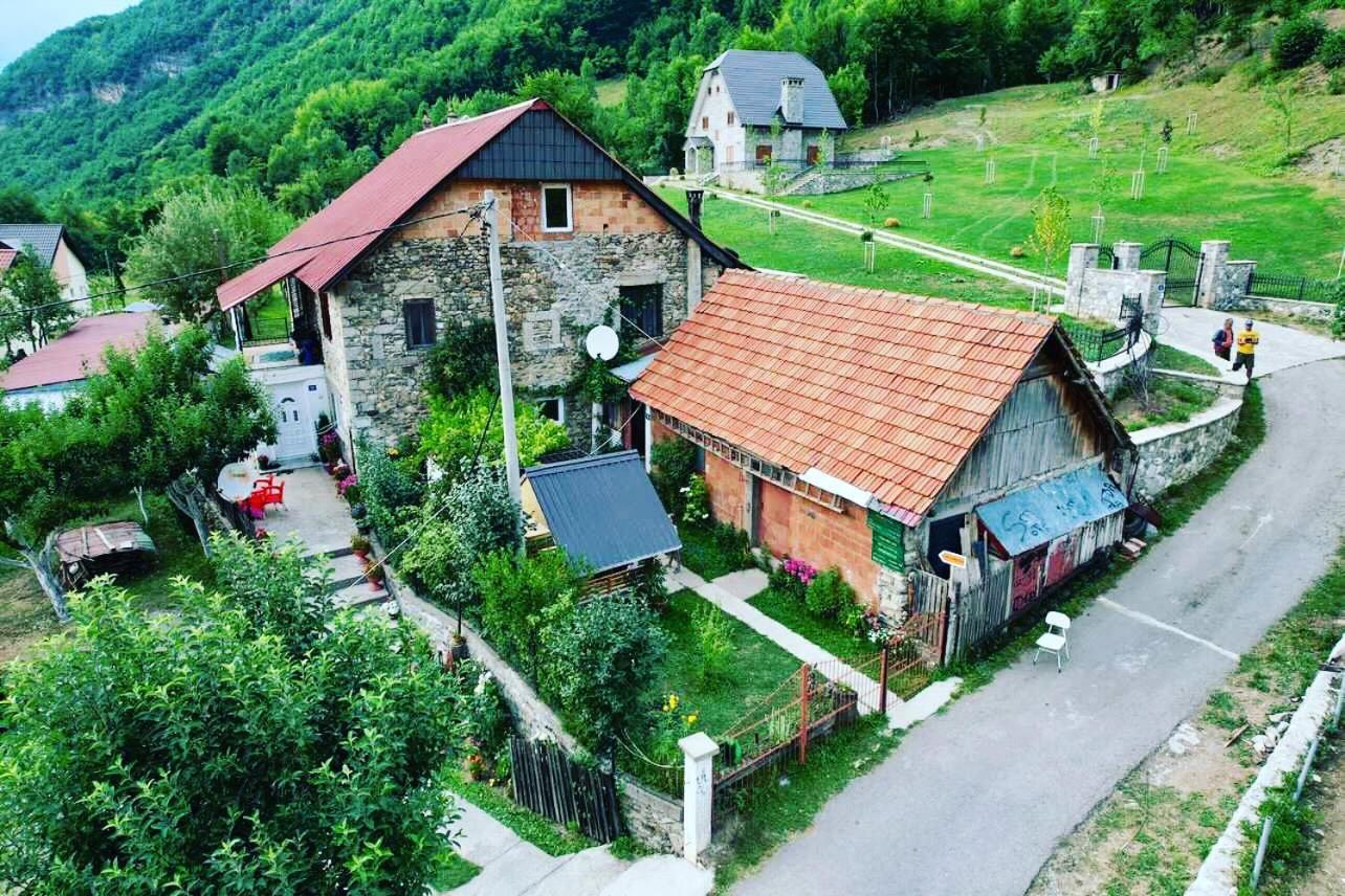 Guest House Ulaj Vuthaj Exterior photo