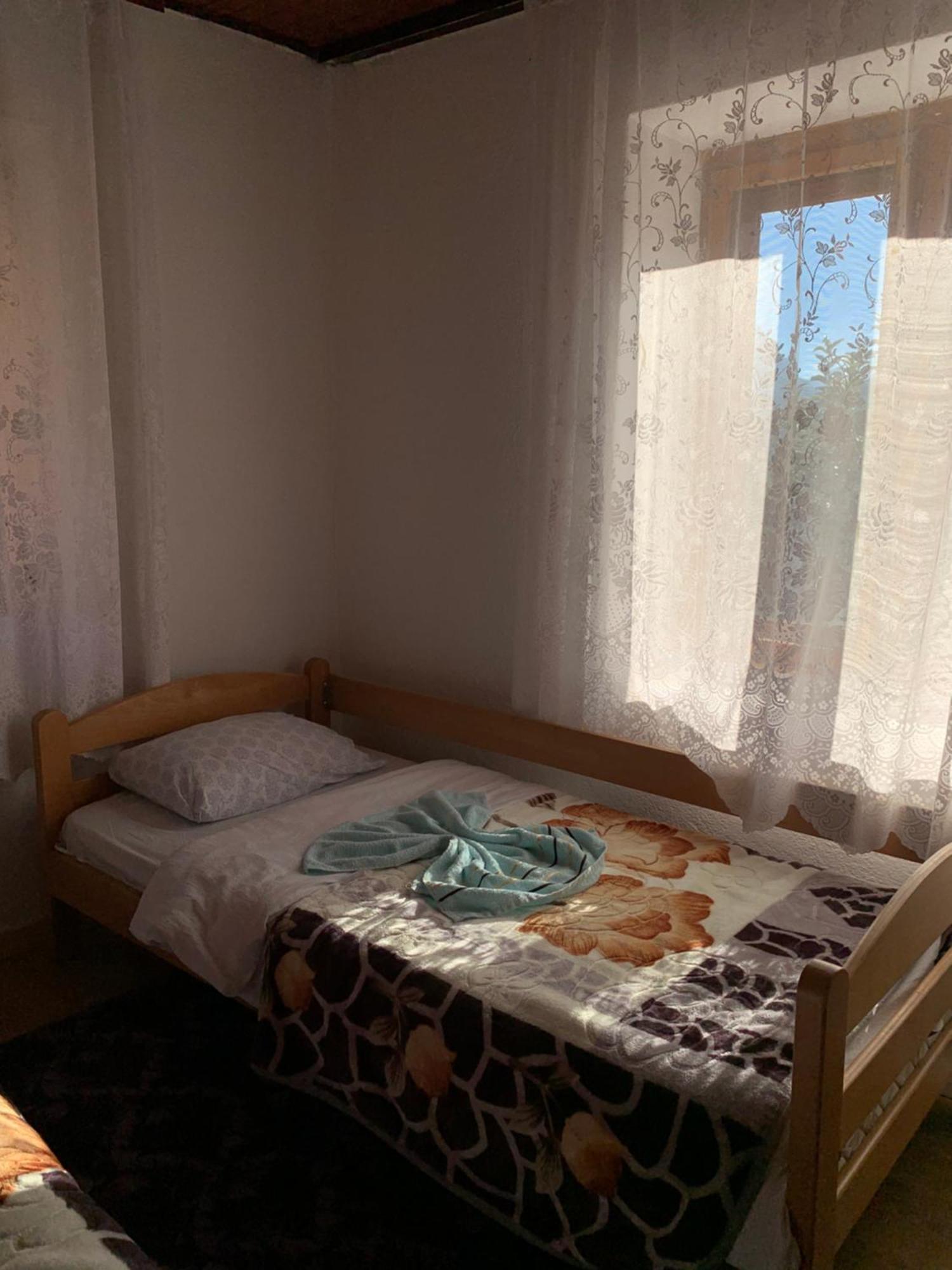 Guest House Ulaj Vuthaj Exterior photo