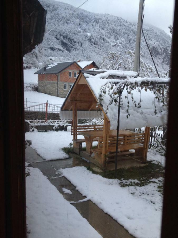 Guest House Ulaj Vuthaj Exterior photo